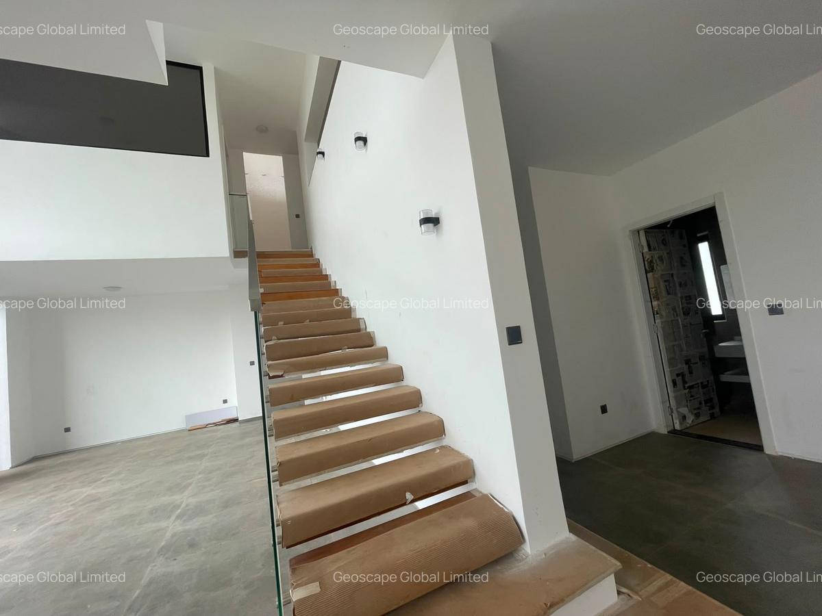 4 Bed House with En Suite in Runda - 12