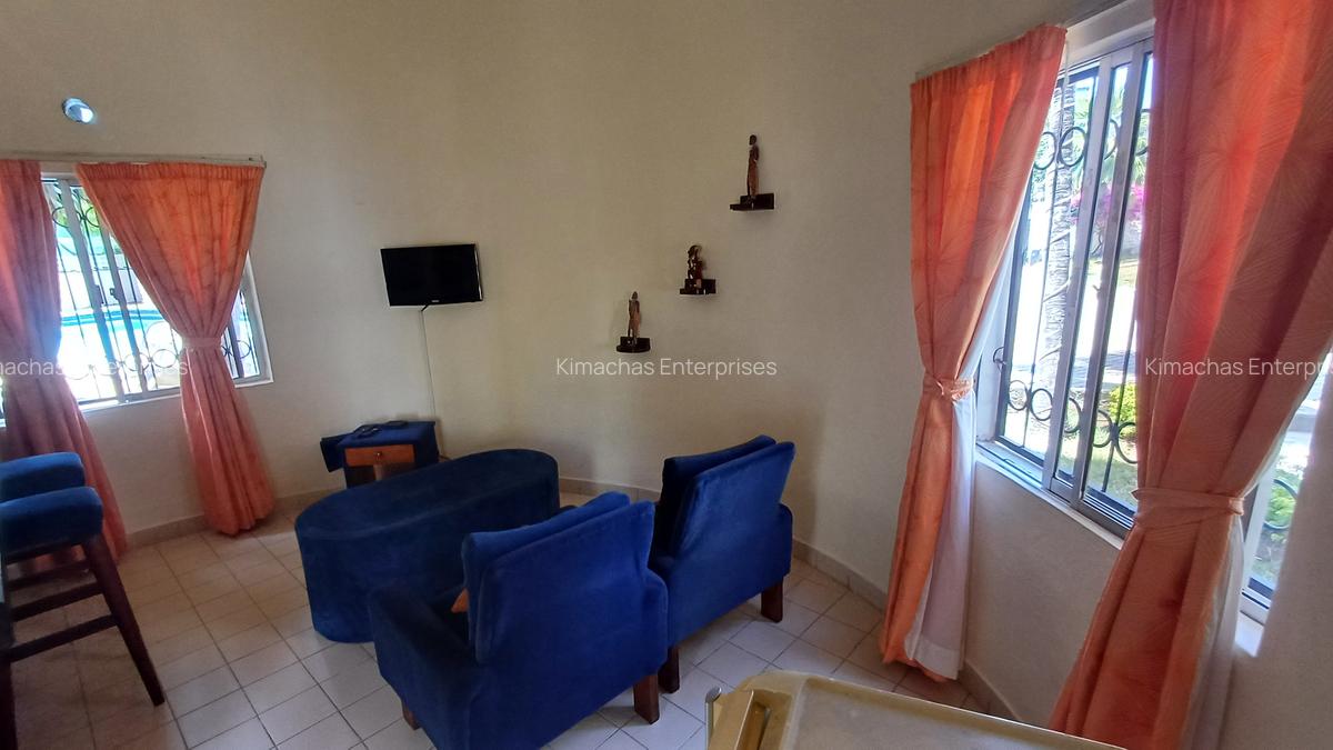 Serviced 1 Bed Apartment with En Suite at 1St Avenue - 4