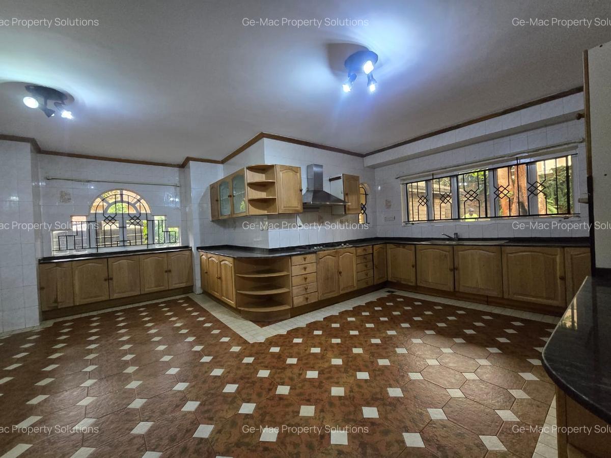 4 Bed House with En Suite in Hill View - 16