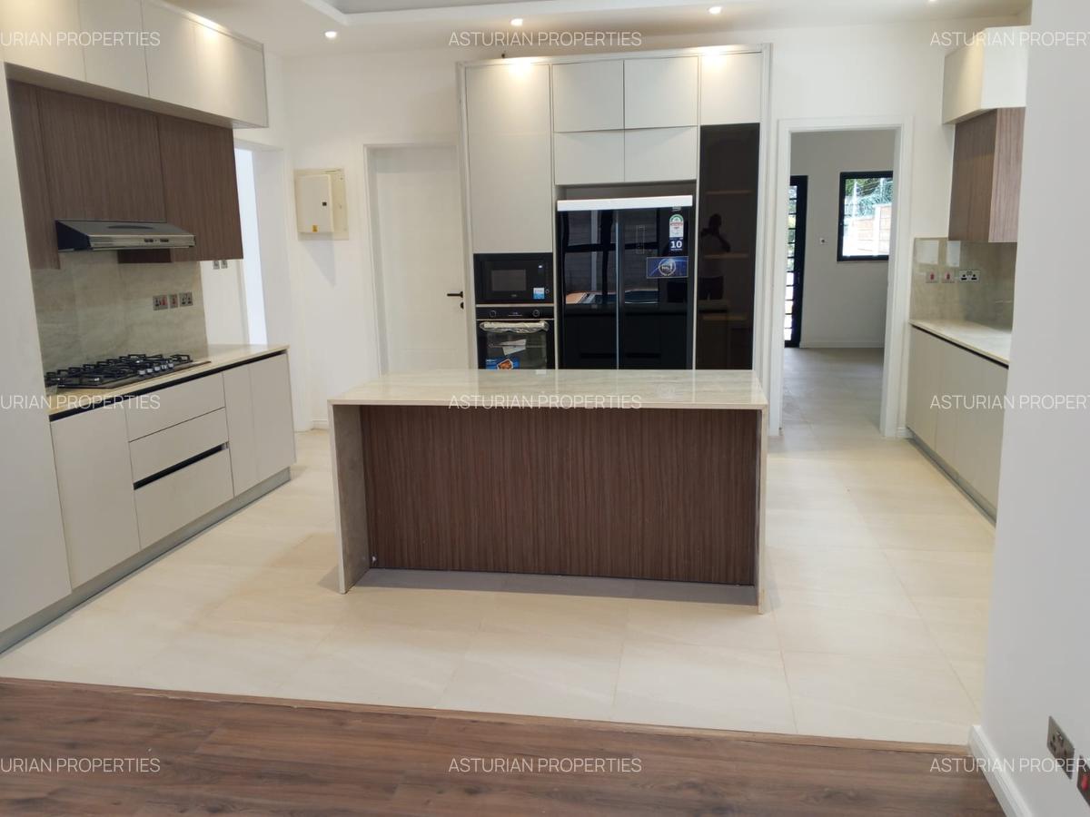 5 Bed Townhouse with En Suite in Lavington - 3