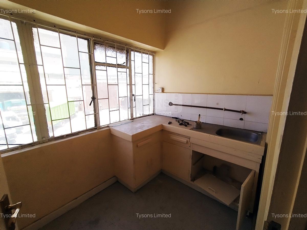 2,100 ft² Commercial Property in Industrial Area - 6