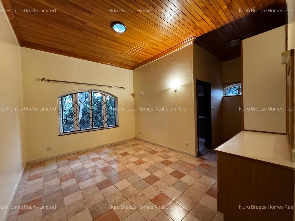 5 Bed House with En Suite in Hill View - 4