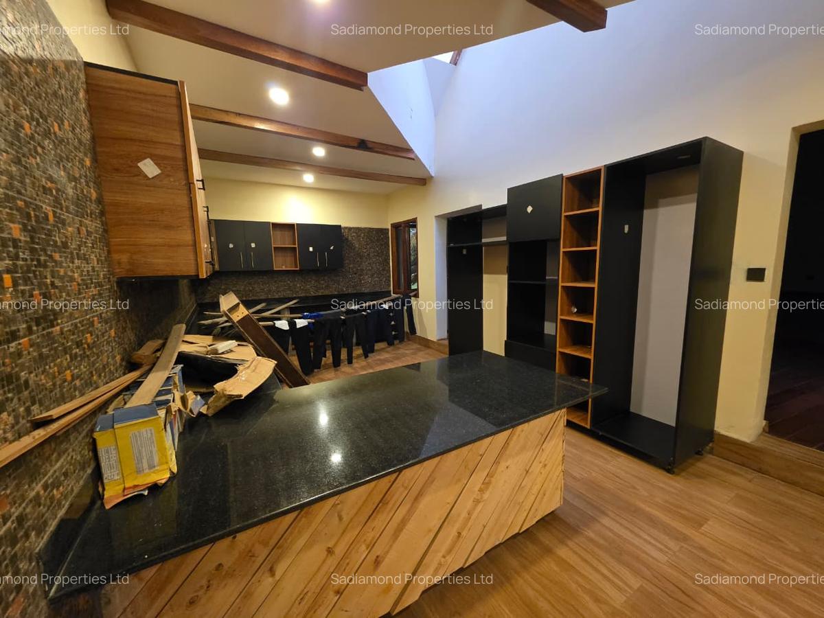 7 Bed House with En Suite in Ridgeways - 11