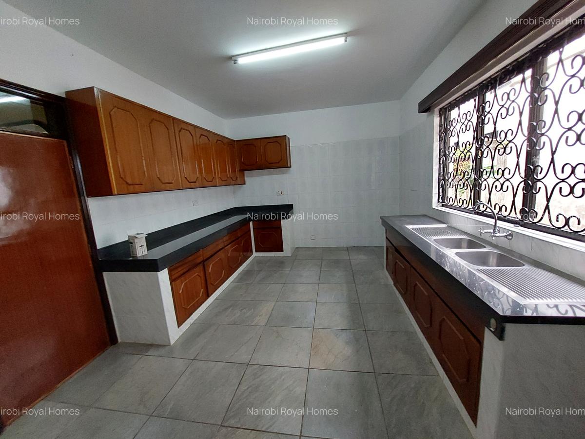 6 Bed Townhouse with En Suite at Kilimani Road - 4