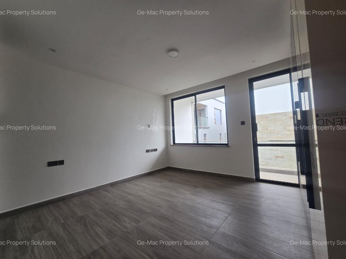 5 Bed House with En Suite in Lavington - 5