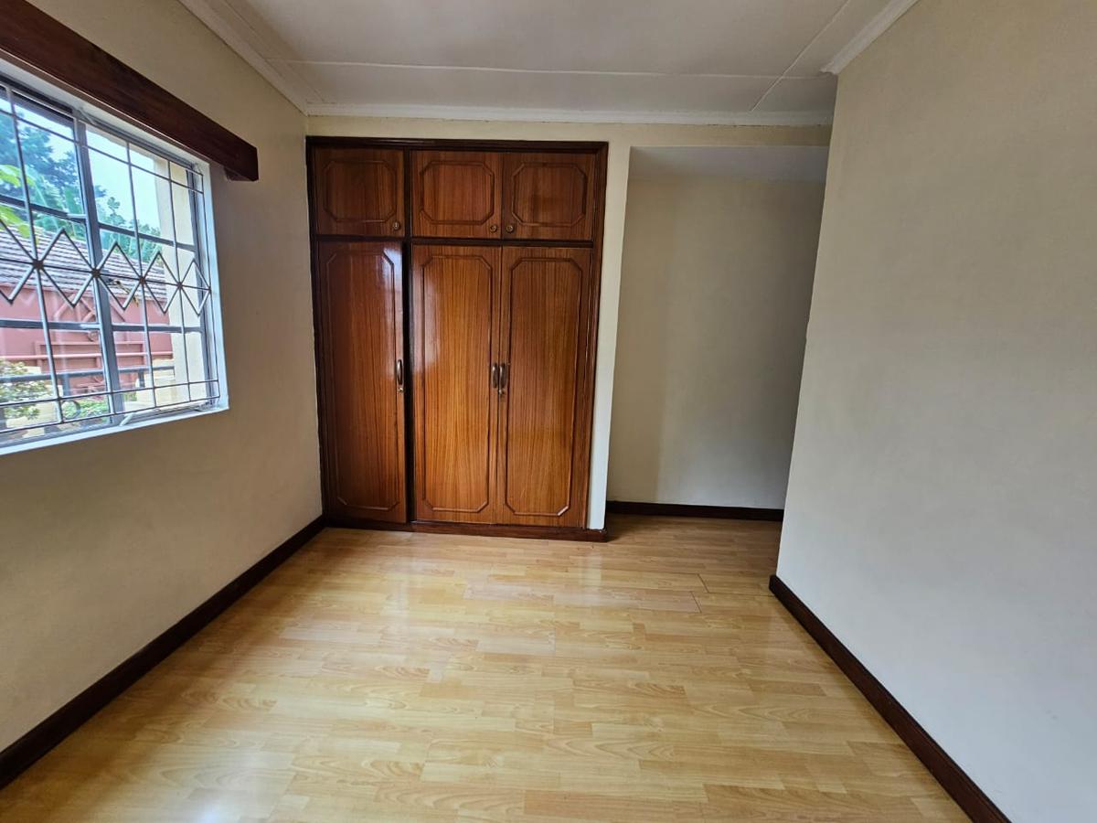 5 Bed House with En Suite in Lavington - 14