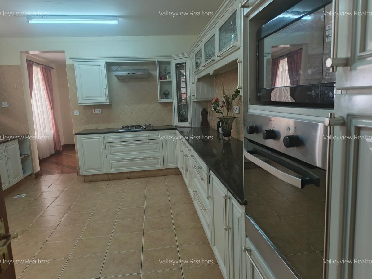 5 Bed Townhouse with En Suite at Lavington - 6