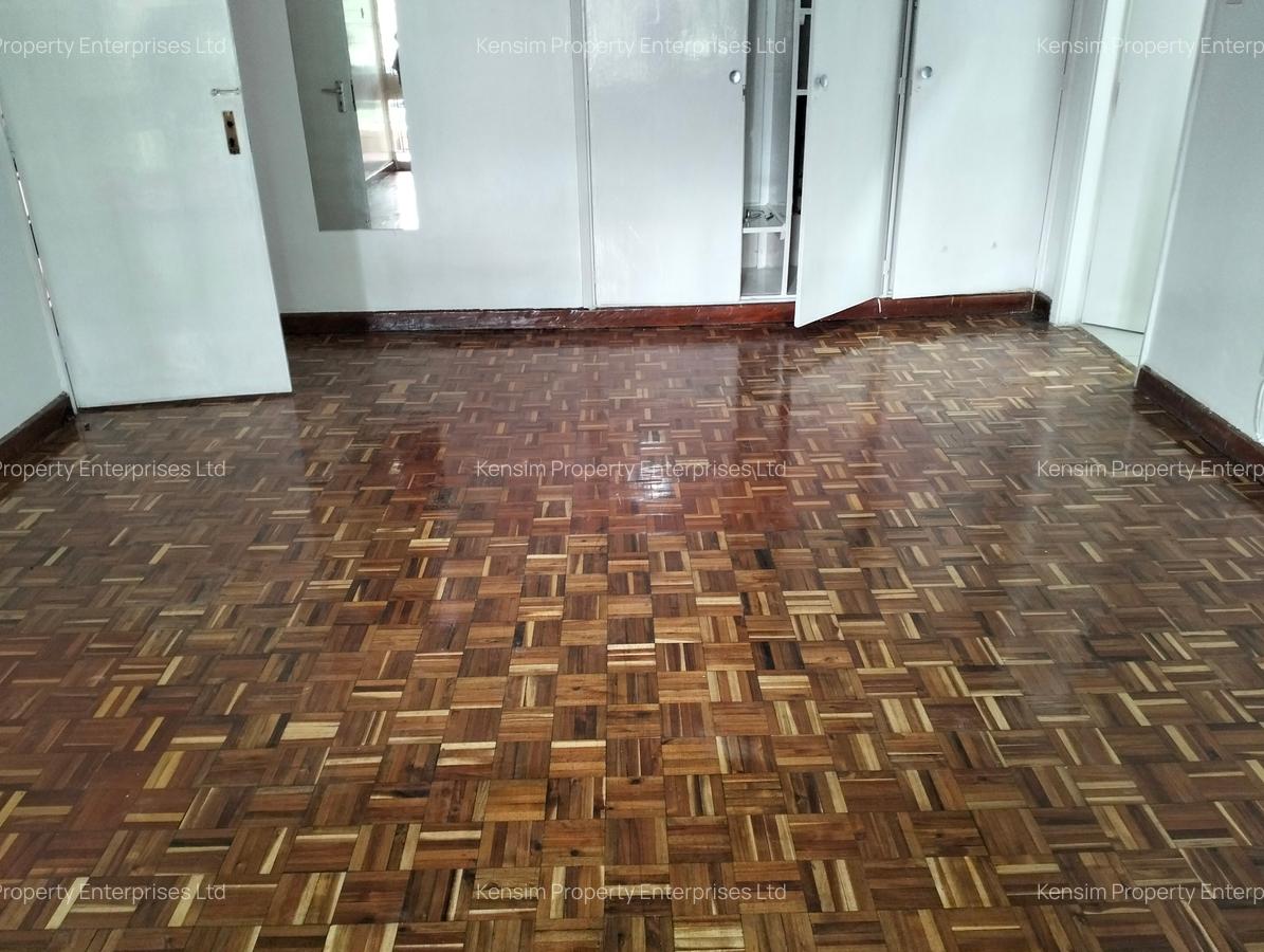 5 Bed House with En Suite in Lavington - 12