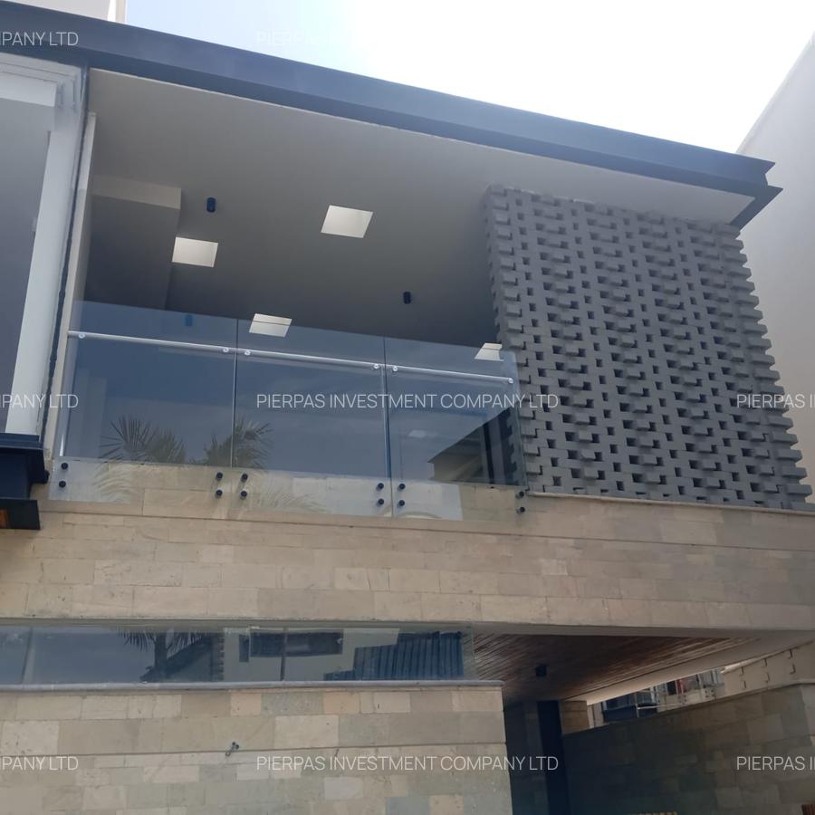 5 Bed Townhouse with En Suite in Brookside - 6