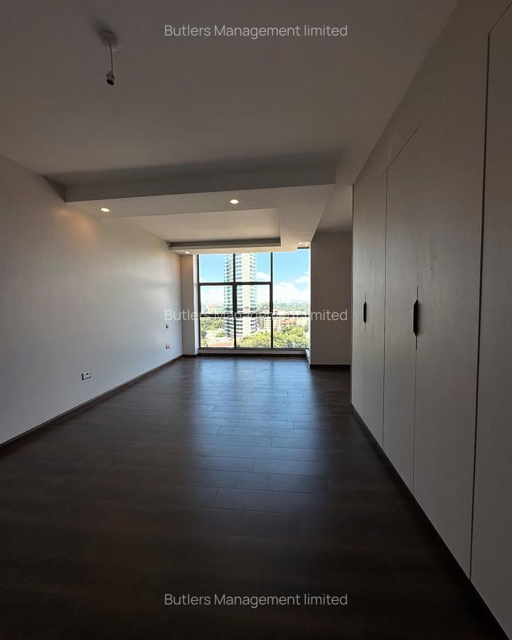 3 Bed Apartment with En Suite in Brookside - 9