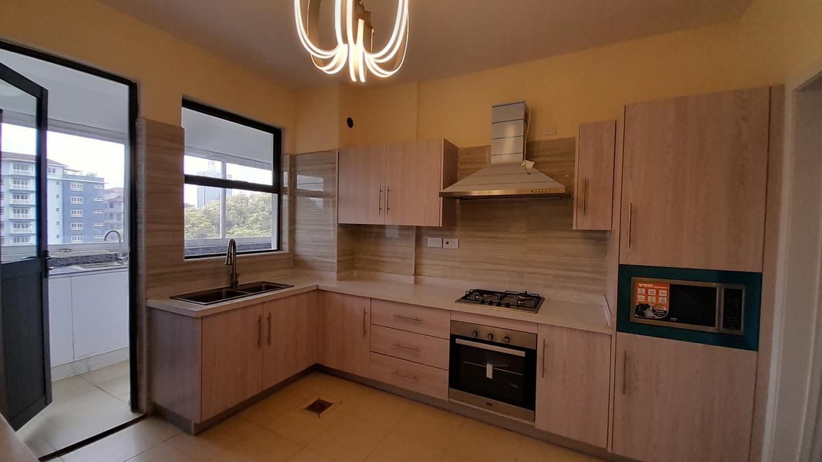 Furnished 3 Bed Apartment with En Suite at Brookside Drive - 6