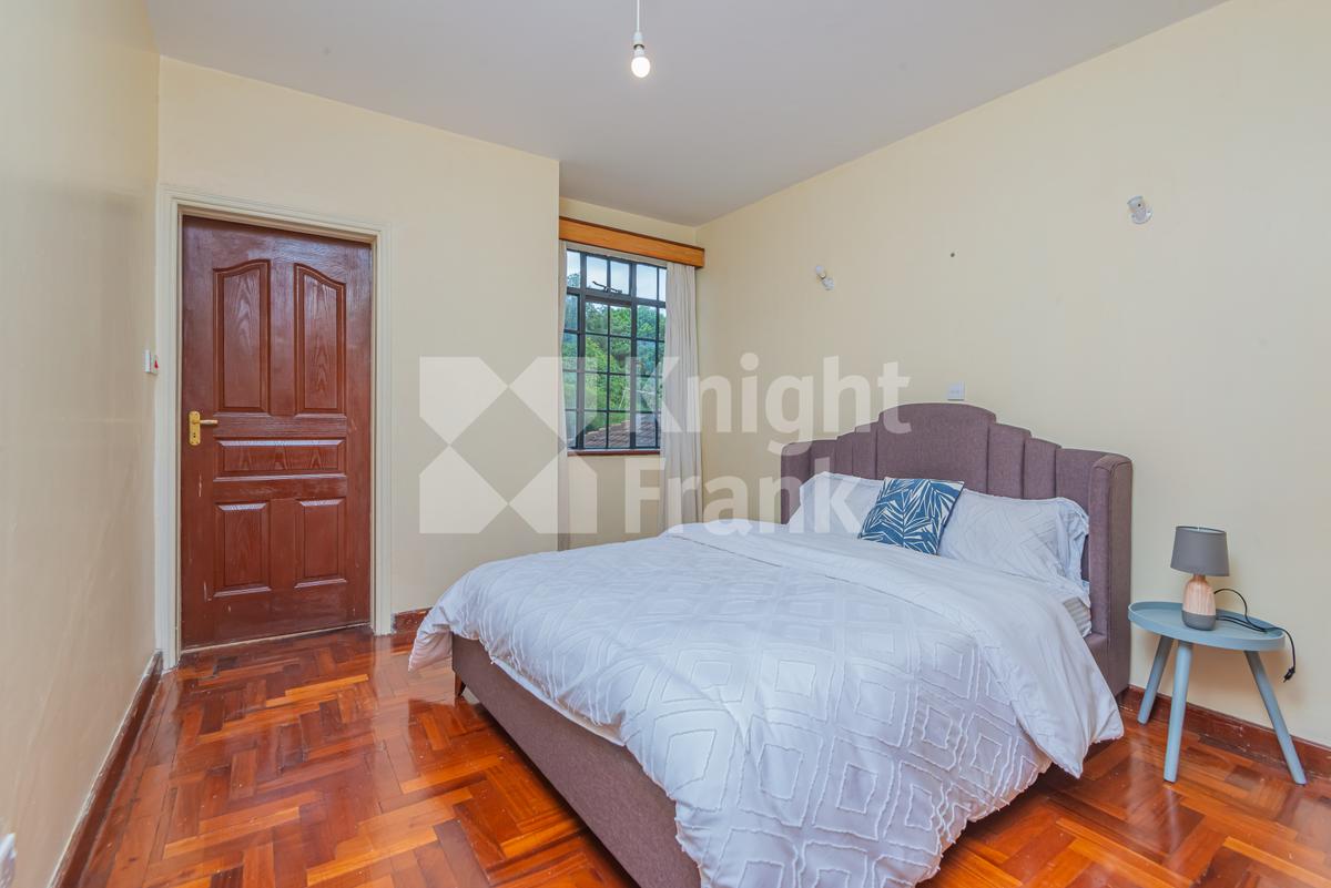 3 Bed Apartment with Swimming Pool at Hendred Road - 5