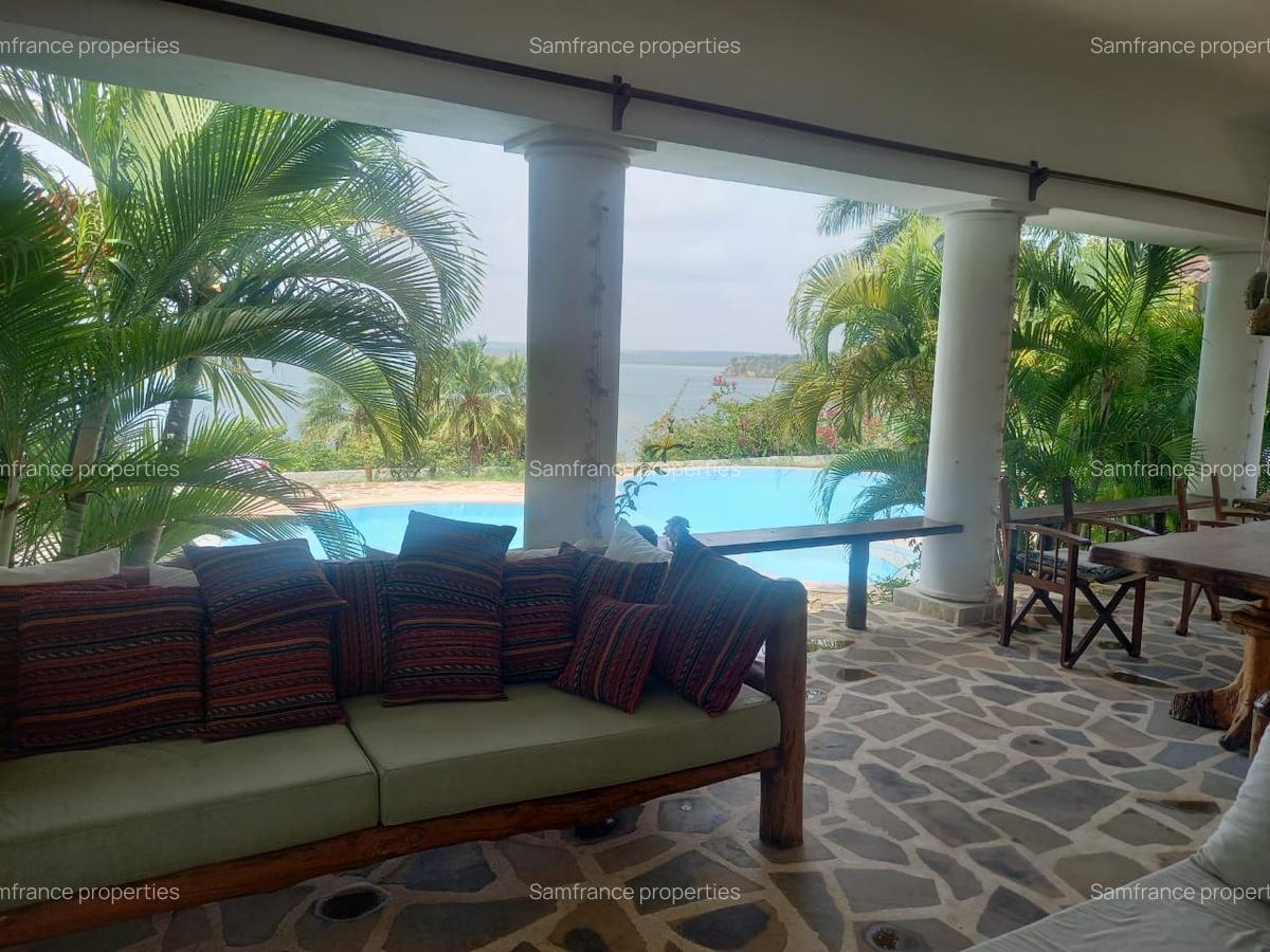 4 Bed Villa with En Suite at Bofa - 6