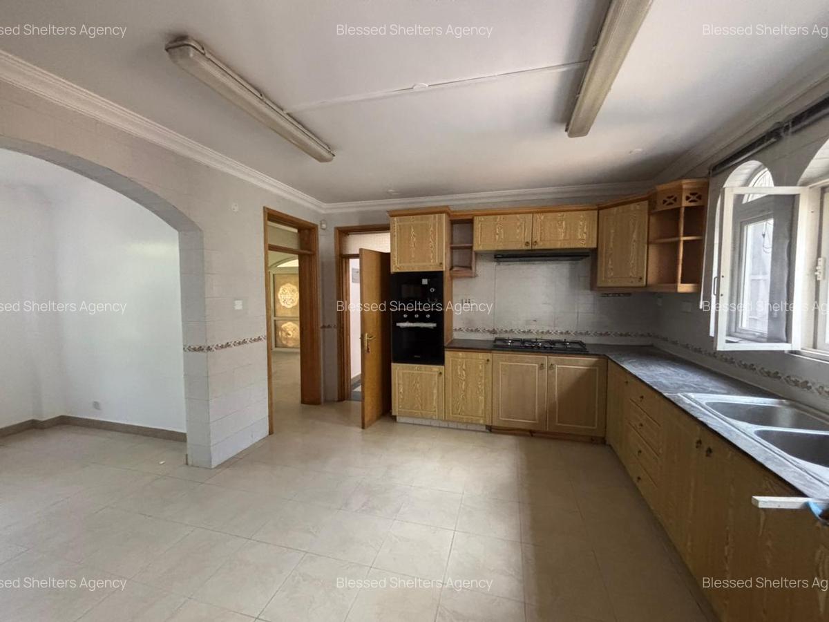 5 Bed House with En Suite in Runda - 19