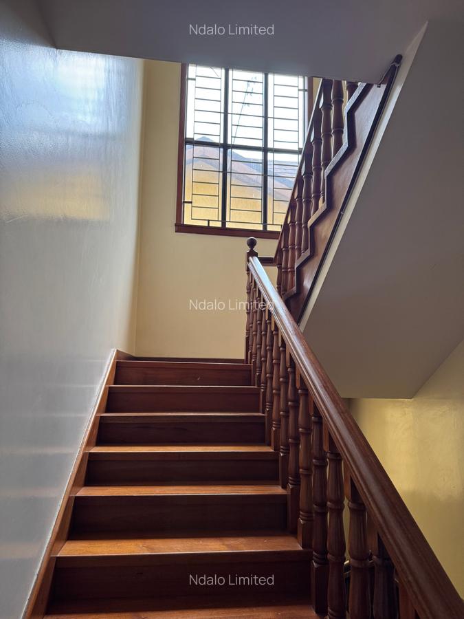 5 Bed Townhouse with En Suite at Lavington - 4