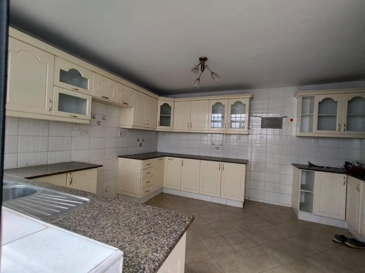 5 Bed Townhouse with En Suite in Brookside - 2