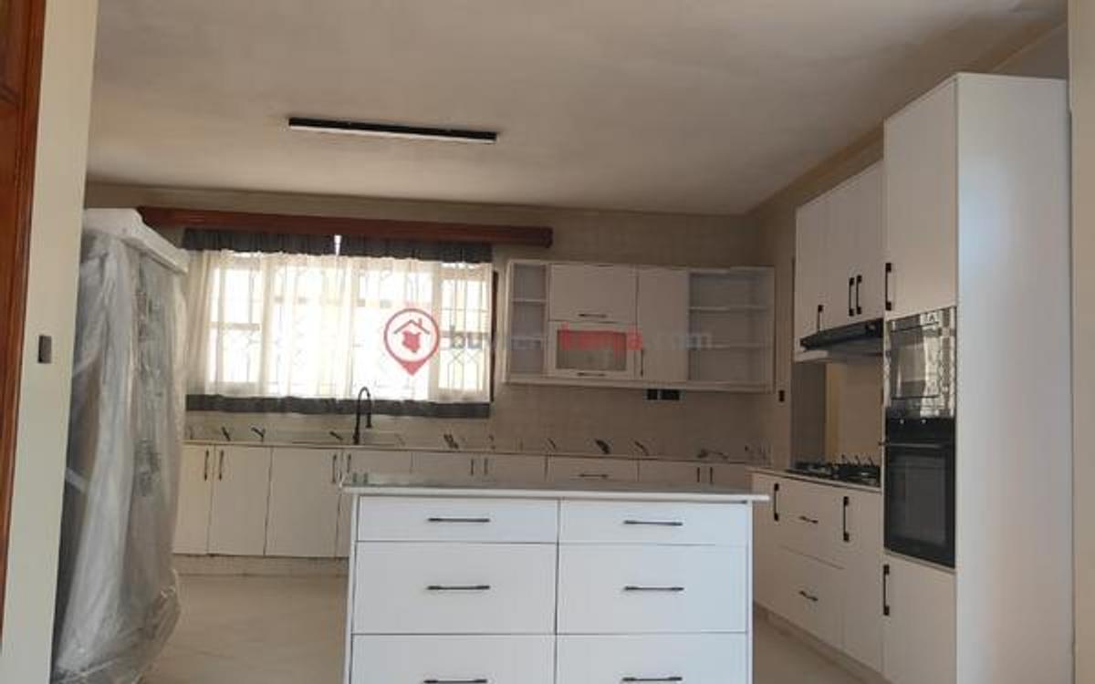 6 Bed Townhouse with En Suite at Lavington - 16