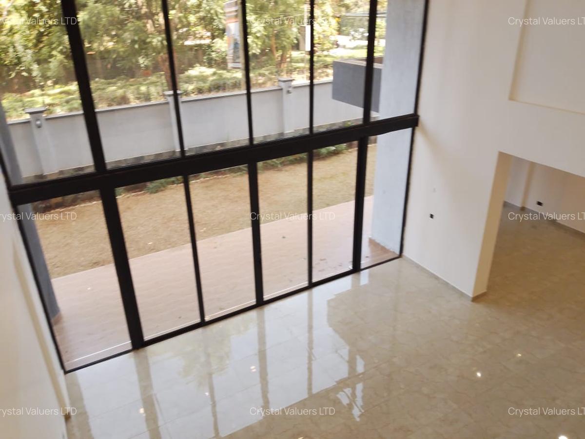 8 Bed Villa with En Suite in Spring Valley - 1