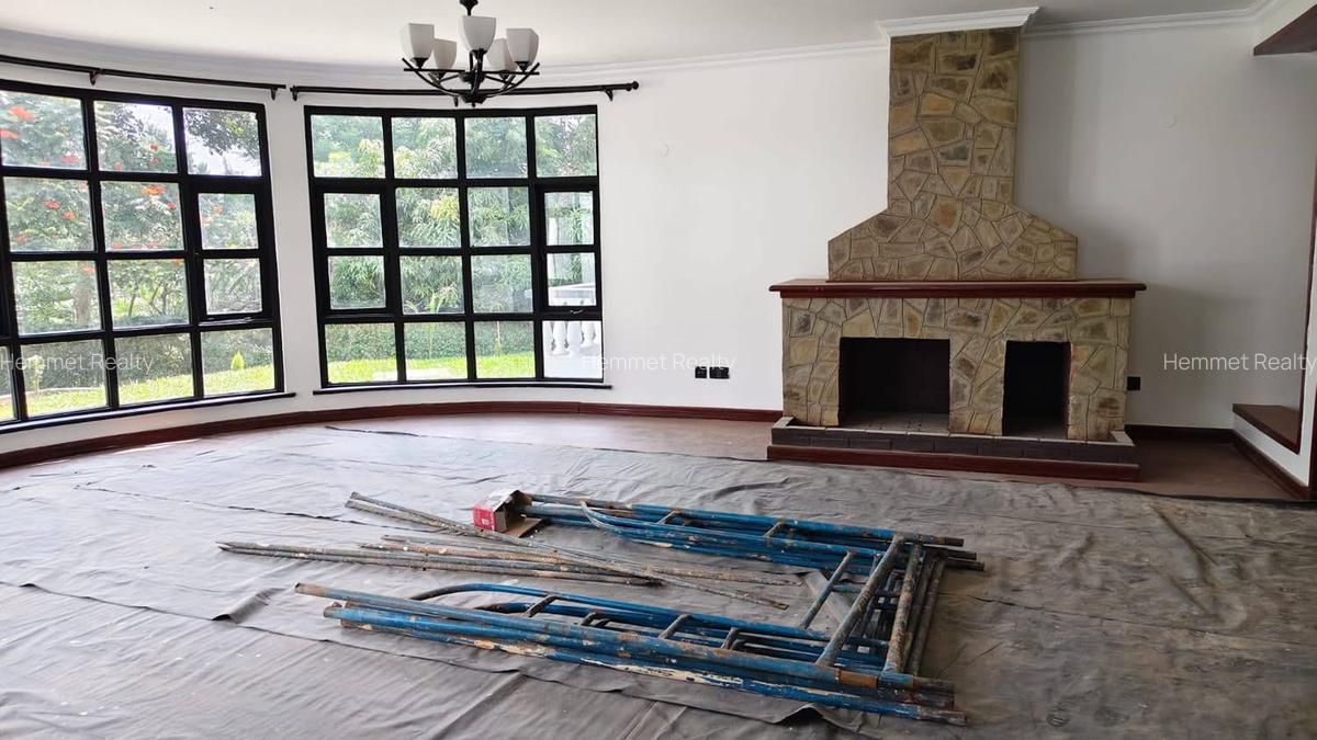 5 Bed House with En Suite in Ridgeways - 7