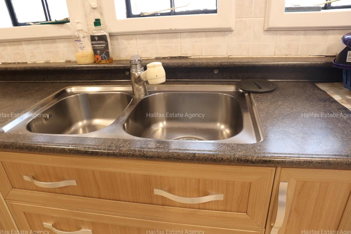 5 Bed Villa with En Suite in Brookside - 9