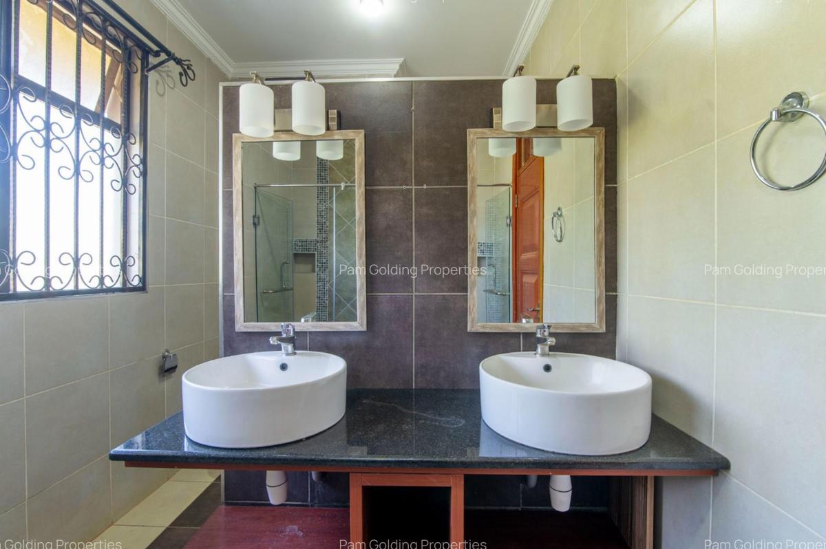 4 Bed House at Ridgeways Lane - 15