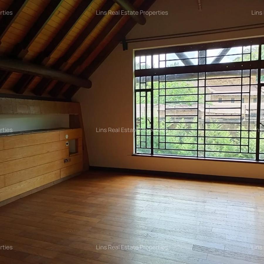 4 Bed Townhouse with En Suite in Lake View - 10