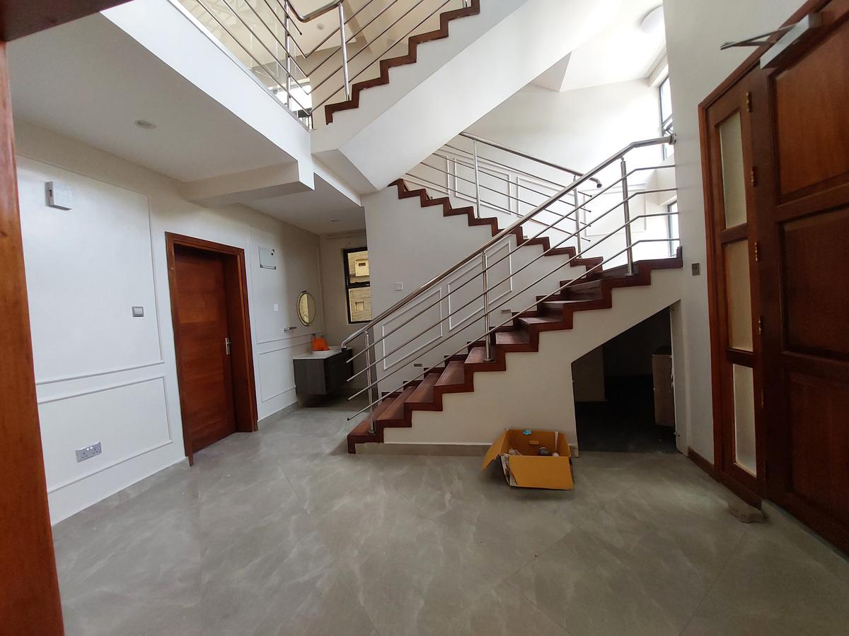 5 Bed Townhouse with En Suite at Lavington - 14