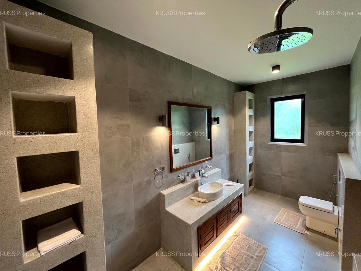 4 Bed House with En Suite at Hs84 - 11