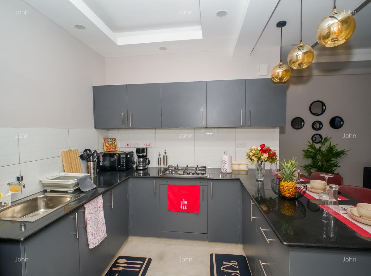 Serviced 2 Bed Apartment with En Suite at 1St Ave - 3