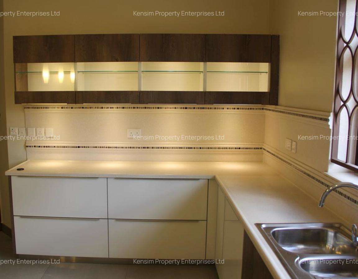 5 Bed House with En Suite in Runda - 9