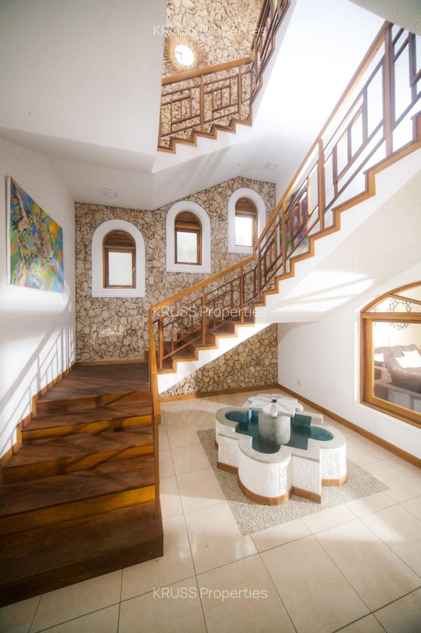 4 Bed Villa with En Suite at Hs2028 - 2