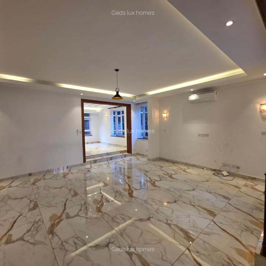 5 Bed Townhouse with En Suite at Lavington - 3