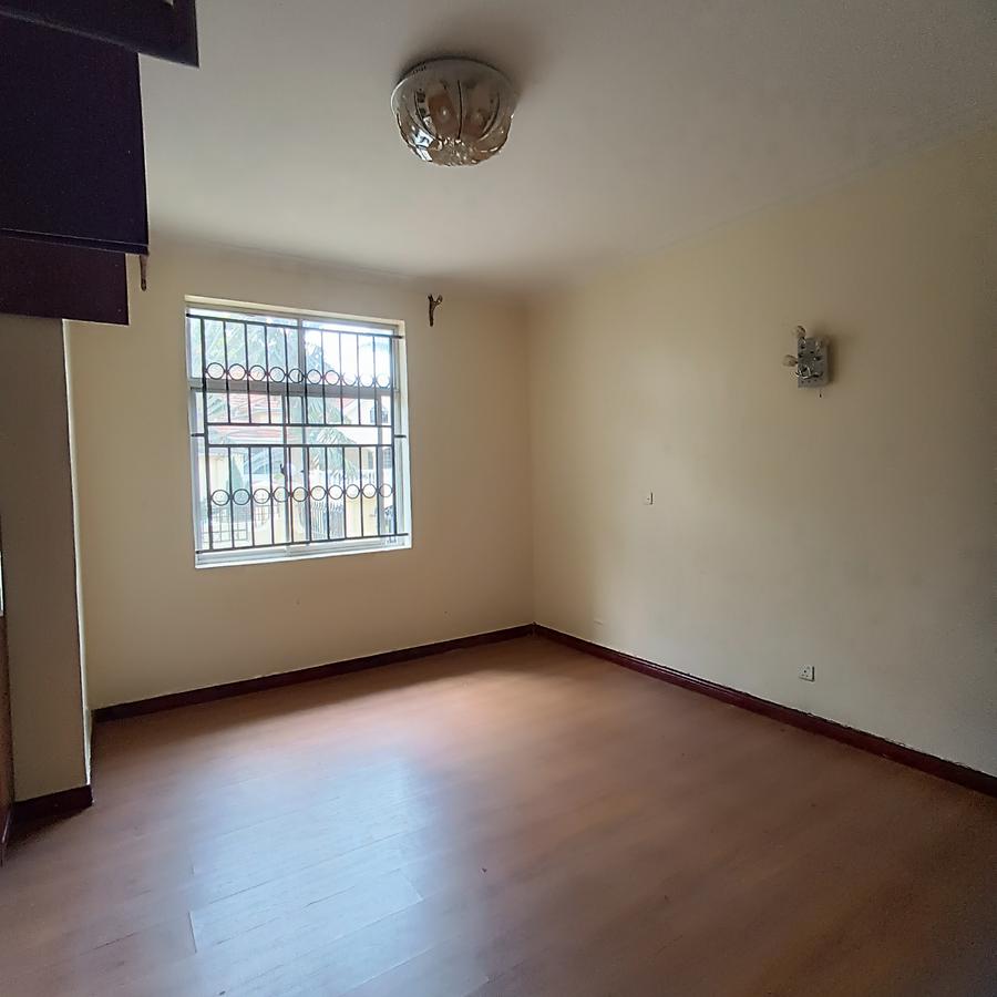 5 Bed House with En Suite in Lavington - 11