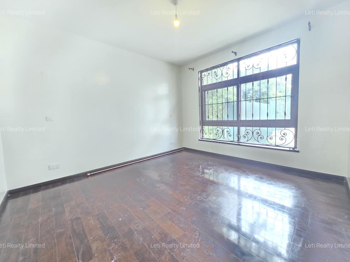 5 Bed Townhouse with En Suite in Lavington - 4