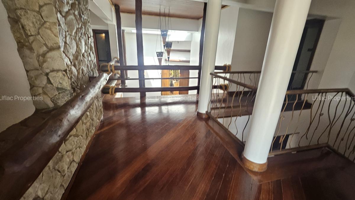 6 Bed House with En Suite in Runda - 3