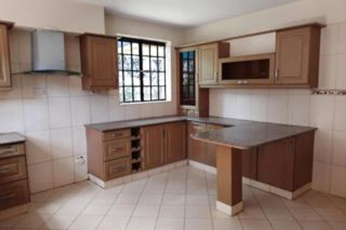 5 Bed Townhouse with En Suite at Lavington Green - 9