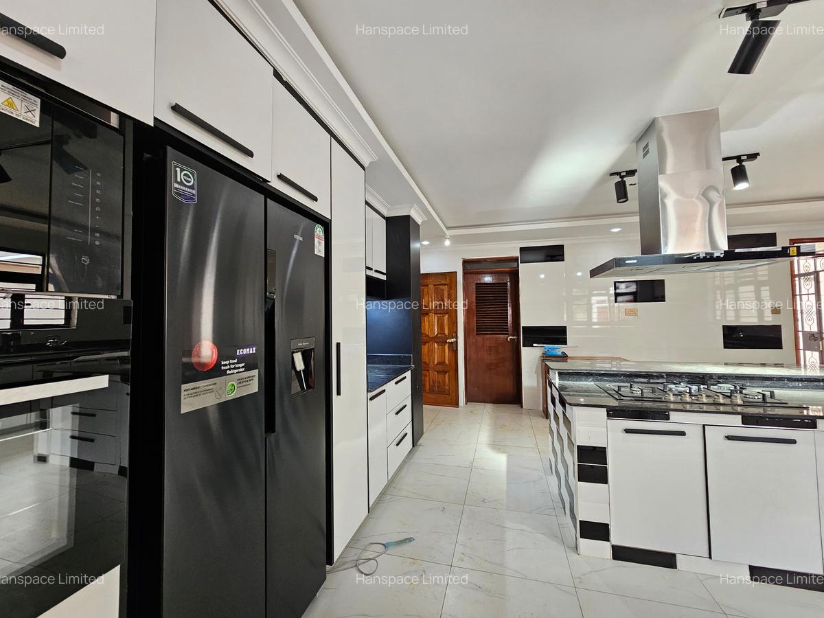 5 Bed Villa with En Suite in Runda - 4