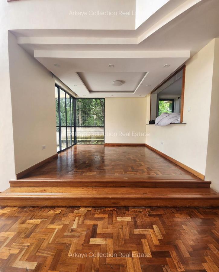 5 Bed House with En Suite in Lavington - 3