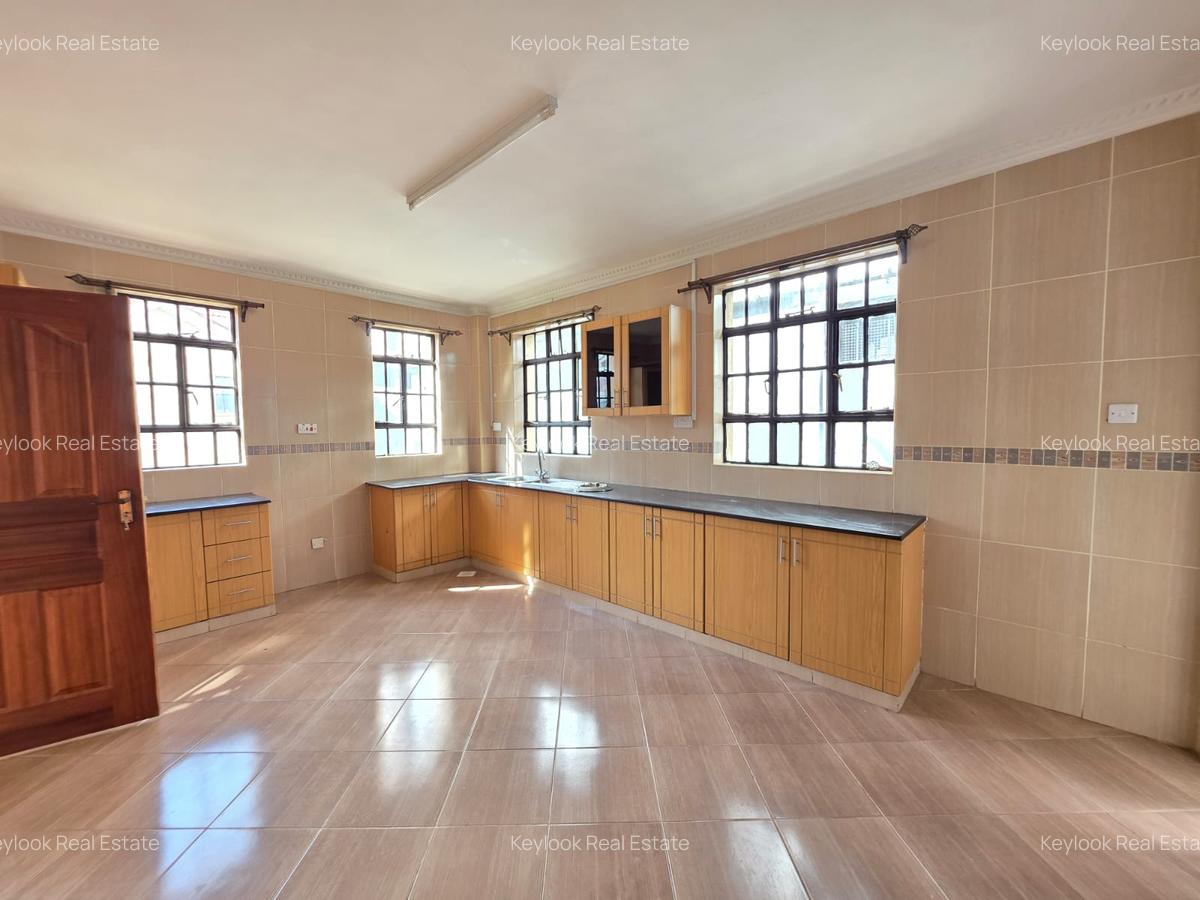 5 Bed Townhouse with En Suite at Othaya Road - 13