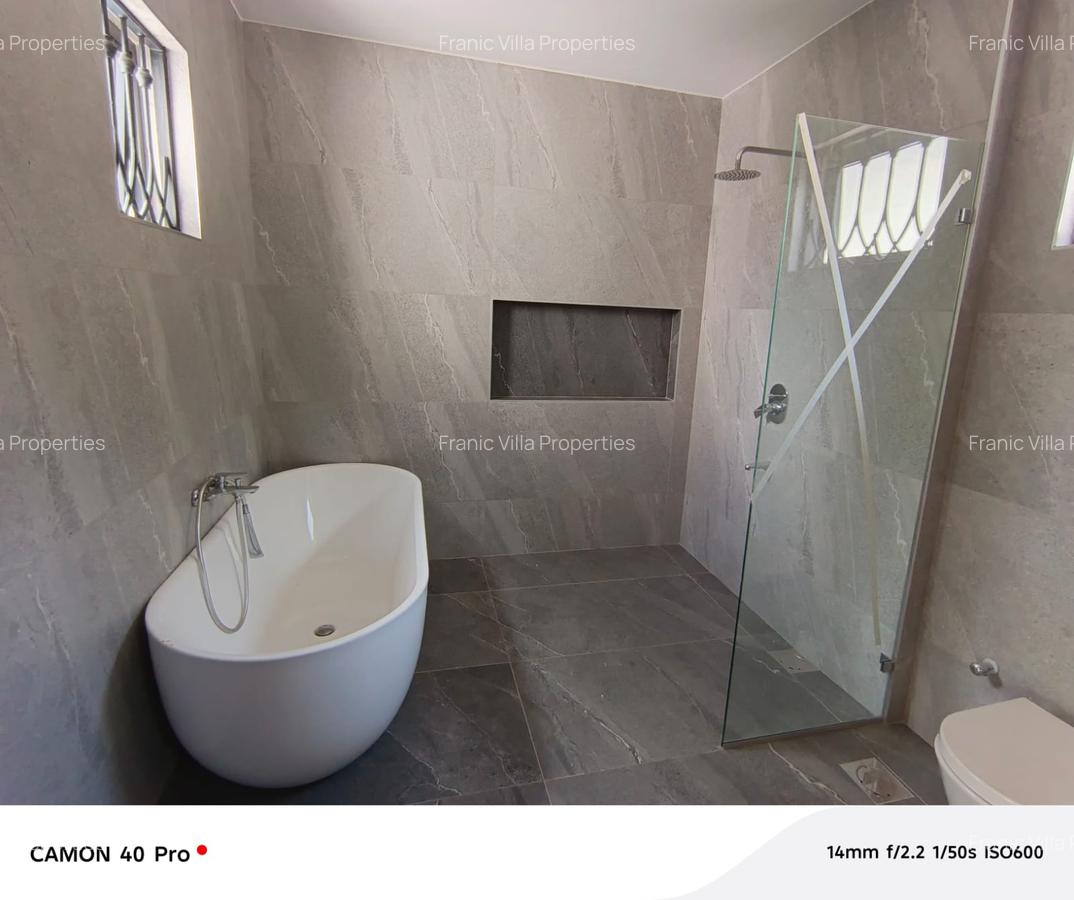 5 Bed House with En Suite at Loresho Crescent - 8