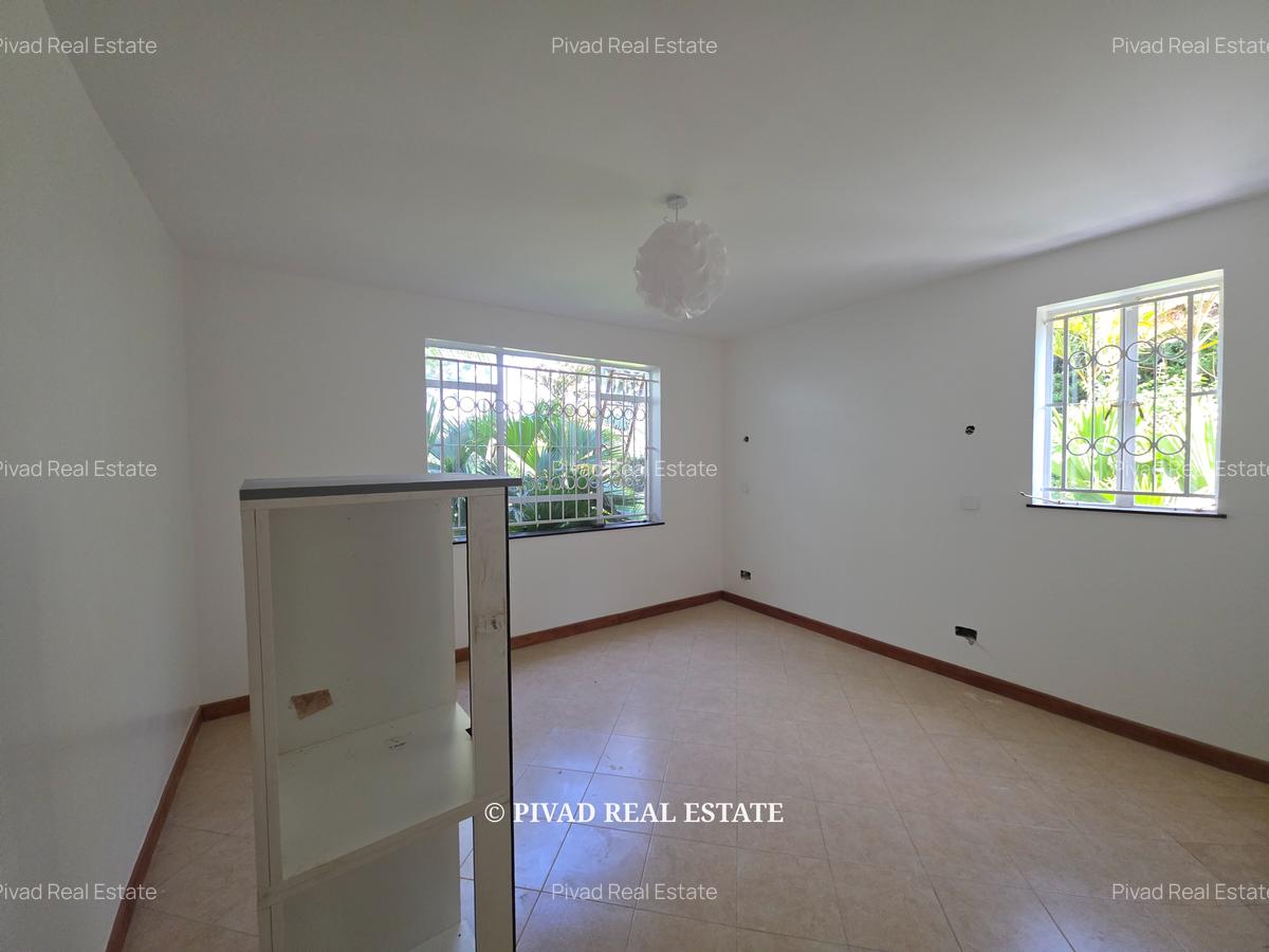 4 Bed House with En Suite in Runda - 12