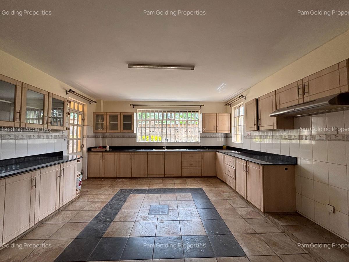 4 Bed House with En Suite in Rosslyn - 6