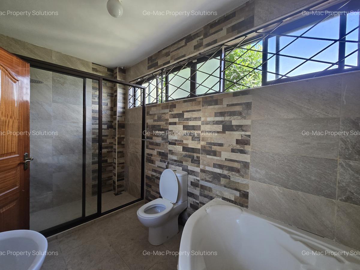 5 Bed House with En Suite in Lavington - 13