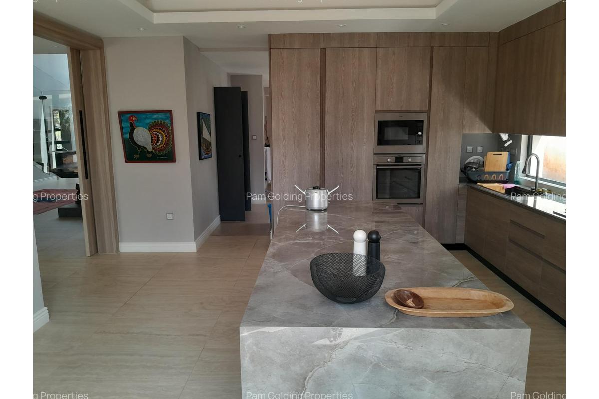 6 Bed Villa with En Suite at Palm Valley - 15