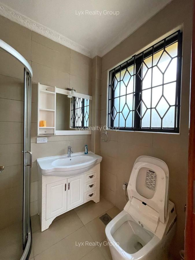 5 Bed Villa with En Suite in Runda - 20