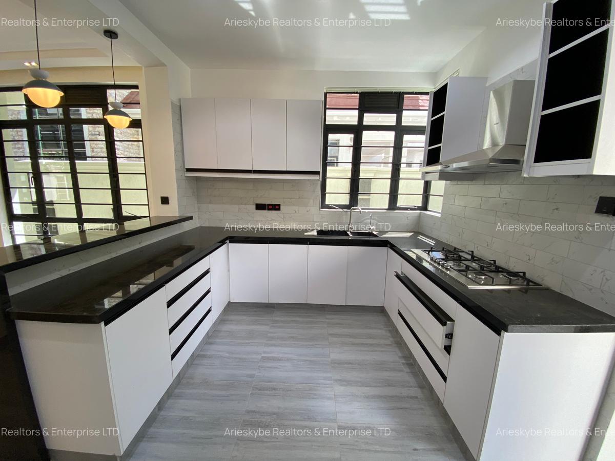 4 Bed House with En Suite in Membley - 4