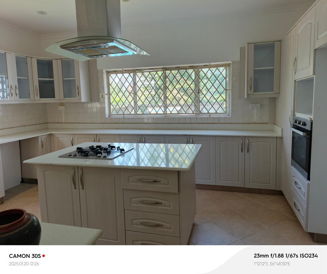 5 Bed House with En Suite in Runda - 2