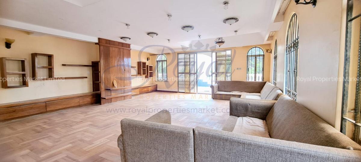 6 Bed House with En Suite in Ridgeways - 2