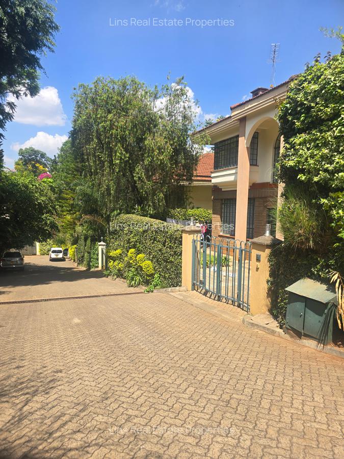 4 Bed Townhouse with En Suite in Brookside - 1