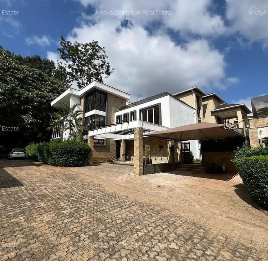 5 Bed Villa with En Suite in Lavington - 1